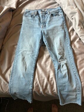 Levi’s Wedgie Straight Light Wash Straight-Leg Women’s Jeans with Knee Distress